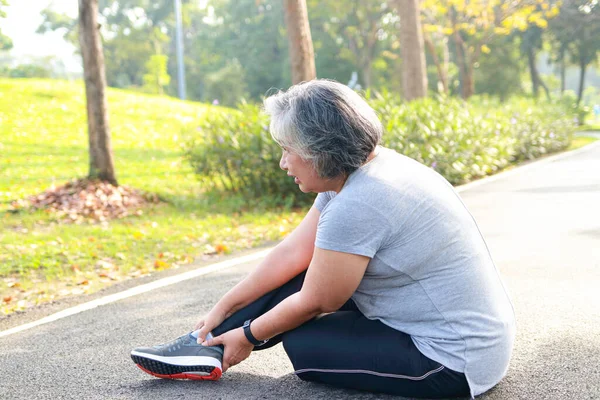 Sabahleyin parkta koşan Asyalı yaşlı kadın egzersiz yaparken ayak bileğinden sakatlandı. O çok acı hissetti. Yaşlıların sağlıklı olması için sağlık hizmeti kavramı