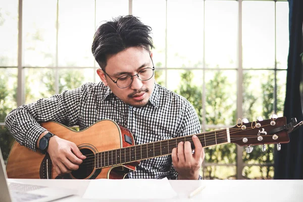 亚洲男性音乐家在录音室里弹吉他 播放现场音乐听觉音乐或古典音乐类型 独唱歌手写歌的 — 图库照片