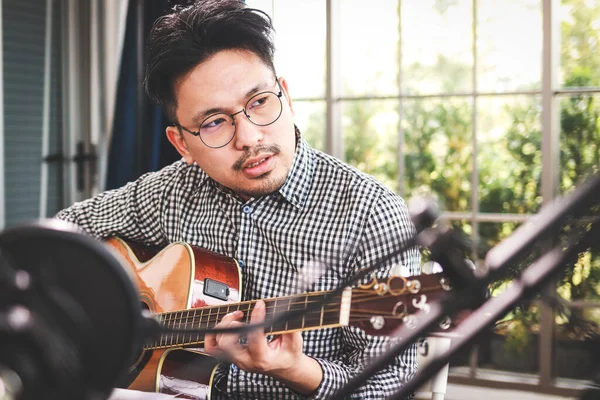 Asiatisk Manlig Musiker Som Spelar Gitarr Inspelningsstudio Spela Levande Musik — Stockfoto