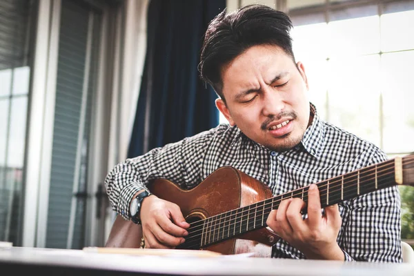 亚洲男性音乐家在录音室里弹吉他 播放现场音乐听觉音乐或古典音乐类型 独唱歌手作曲家 — 图库照片