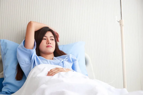 Paciente Mujer Tratamiento Hospital Sentó Estresada Cama Habitación Del Hospital — Foto de Stock