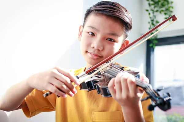 Asyalı Bir Çocuk Sabahleyin Evde Oturup Müzik Çalar Klasik Bir — Stok fotoğraf
