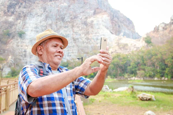 Homem Idoso Asiático Viajando Natureza Com Smartphone Para Tirar Fotos — Fotografia de Stock