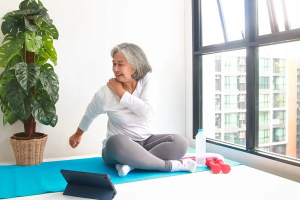 Asiática Anciana Sentarse Ejercicio Casa Hacer Yoga Posa Acuerdo Profesor — Foto de Stock