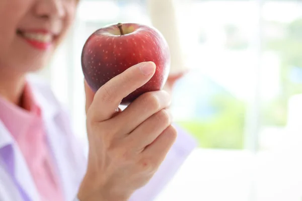 사과를 아시아 의사나 영양학자는 환자에게 음식에 조언을 식사를 환자에 관리의 — 스톡 사진