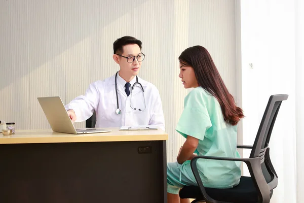 Врач Занимающийся Лечением Азиатских Женщин Объясняет Лечить Заболевание Пациенткам Медицинские — стоковое фото