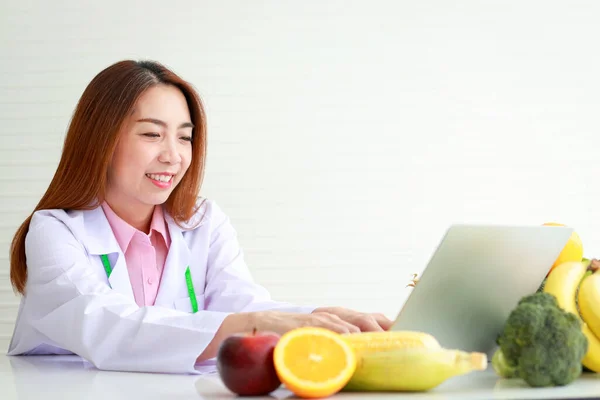 Médica Asiática Nutricionista Consultando Paciente Sobre Dieta Havia Várias Frutas — Fotografia de Stock