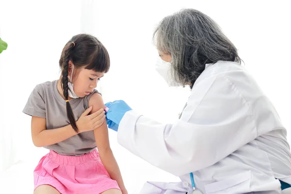 Les Médecins Injectent Vaccin Antiviral Mignonne Petite Fille Asiatique Avec — Photo