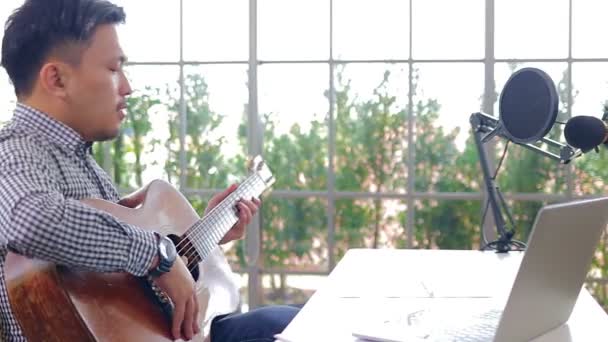 Musisi Pria Asia Bermain Gitar Studio Rekaman Memutar Musik Langsung — Stok Video