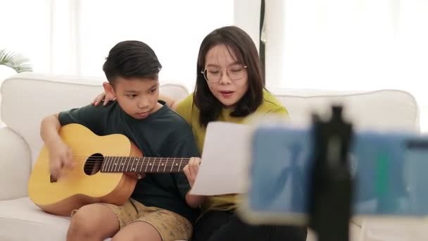 Madre Hijo Asiáticos Tocando Música Juntos Casa Sala Estar Viven — Vídeos de Stock