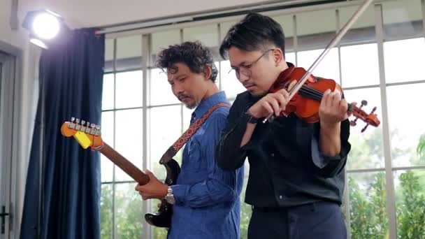 Dos Hombres Asiáticos Tocan Instrumentos Clásicos Violín Guitarra Juntos Una — Vídeos de Stock