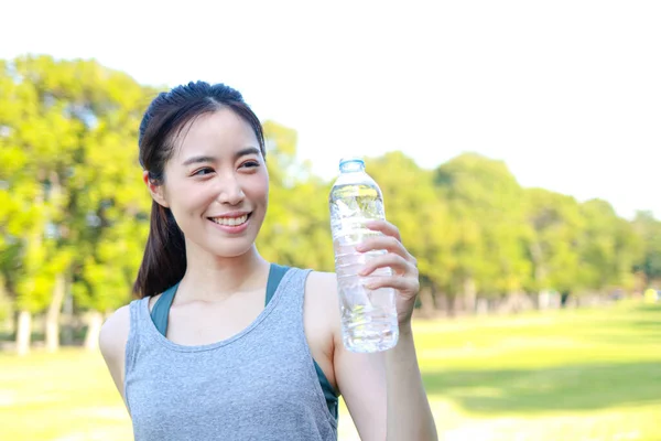 Mooie Aziatische Vrouw Die Water Drinkt Oefent Een Openluchtpark Gezondheidszorg — Stockfoto