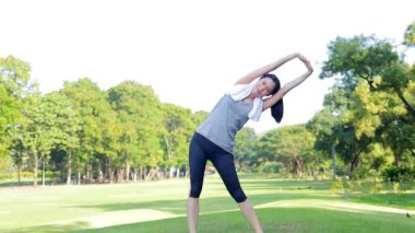 Güzel Asyalı kadın sabah parkta egzersiz yapıyor. Sağlıklı vücut sağlığı kavramı. Boşluğu kopyala