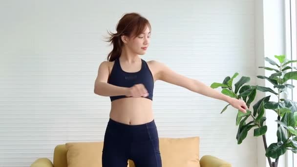Evdeki Oturma Odasında Sağlıklı Güzel Bir Asyalı Kadın Egzersizi Sağlıklı — Stok video