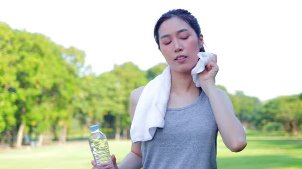 Hermosa Mujer Asiática Ejercicio Parque Por Mañana Ella Sostuvo Pañuelo — Vídeos de Stock