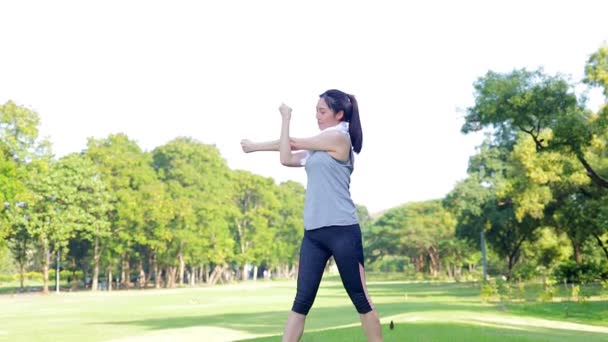 Hermosa Mujer Asiática Haciendo Ejercicio Parque Por Mañana Concepto Salud — Vídeo de stock