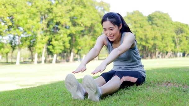 Une Belle Femme Asiatique Fait Des Exercices Étirement Sur Herbe — Video