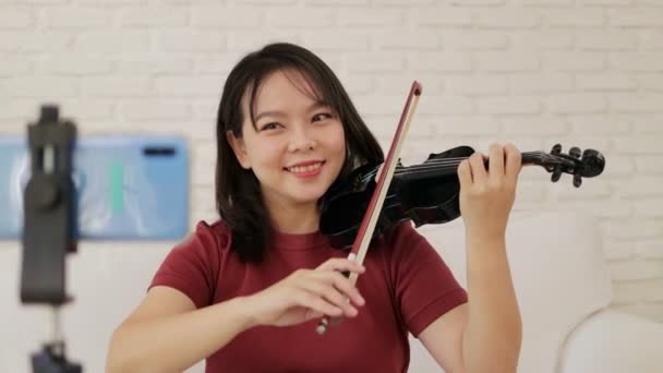 Azjatycka Nauczycielka Uczy Uczniów Gry Klasycznych Skrzypcach Instrumentalnych Domu Pośrednictwem — Wideo stockowe