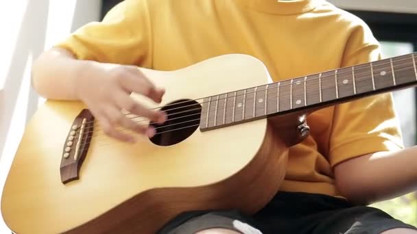 Chico Asiático Tocando Guitarra Acústica Casa Mañana Está Feliz Con — Vídeo de stock