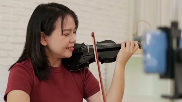 Aziatische Vrouwelijke Leraar Onderwijs Studenten Hoe Klassieke Viool Van Thuis — Stockvideo