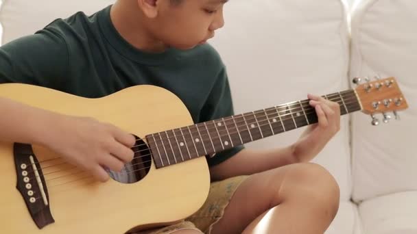Азіатський Хлопчик Вчиться Музиці Онлайн Учителем Через Інтернет Дзвінок Ноутбуку — стокове відео