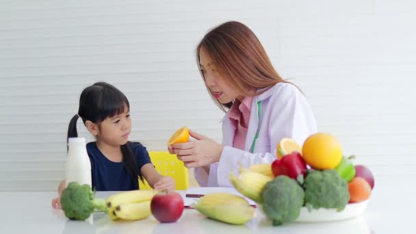 Piękny Azjatycki Dietetyk Wyjaśnij Korzyści Płynące Jedzenia Cute Little Girl — Wideo stockowe