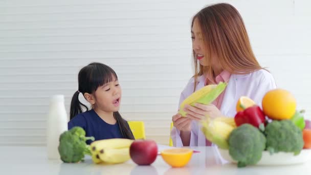 Beautiful Asian Nutritionist Explain Benefits Food Cute Little Girl Concept — Stock Video