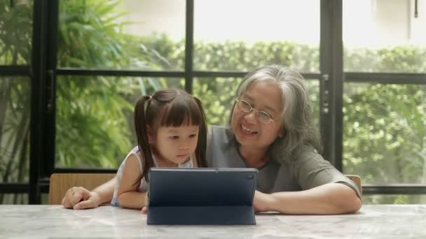 Koncepcja Kształcenia Odległość Ucz Się Online Domu Cute Babcia Wnuczka — Wideo stockowe