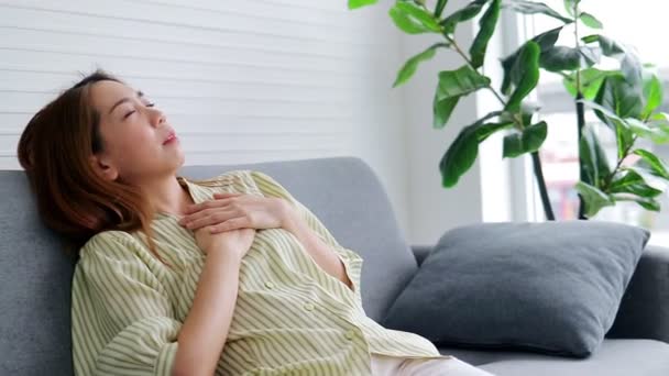 Mulher Asiática Deitada Sofá Casa Ela Tinha Uma Dor Aguda — Vídeo de Stock