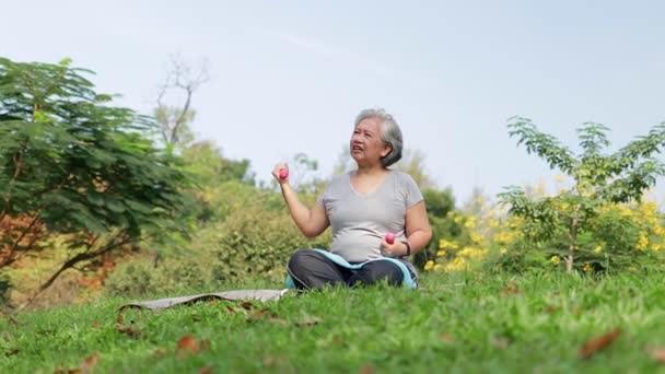 Asiática Anciana Sentarse Hacer Ejercicio Parque Por Mañana Sostiene Pesas — Vídeo de stock