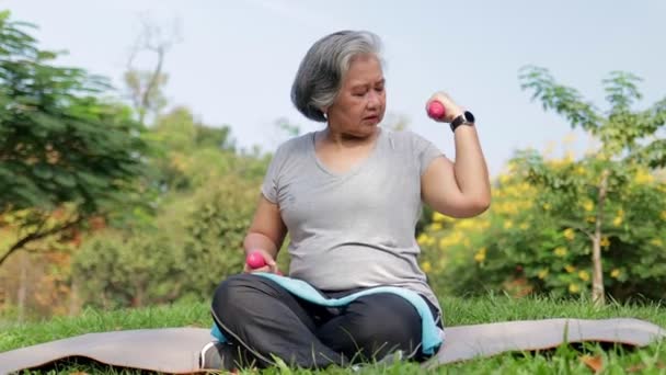 Asiática Anciana Sentarse Hacer Ejercicio Parque Por Mañana Sostiene Pesas — Vídeo de stock