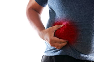 Koca göbekli şişman adamın mide ağrısı var. Kolon kanseri özofajiyal kanser ve mide kanseri, yağlı karaciğer, diyabet, yüksek tansiyon anjini hiperlipidemisi riski var. obezite tehlikesi kavramı.