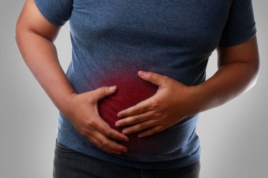 Koca göbekli şişman adamın mide ağrısı var. Kolon kanseri özofajiyal kanser ve mide kanseri, yağlı karaciğer, diyabet, yüksek tansiyon anjini hiperlipidemisi riski var. obezite tehlikesi kavramı