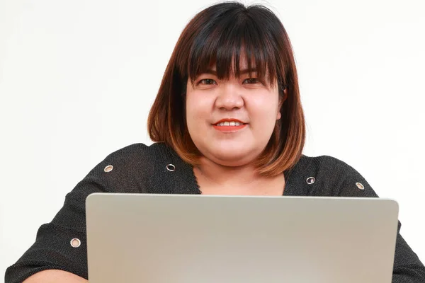 Tlustá Asiatka Sedí Práci Pomocí Notebooku Ráda Pracuje Obchodní Koncept — Stock fotografie