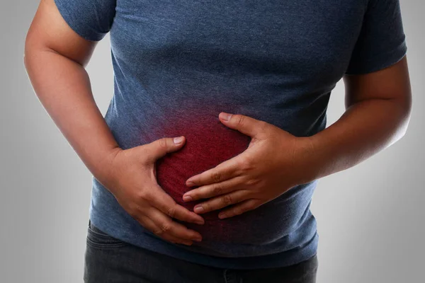 Koca göbekli şişman adamın mide ağrısı var. Kolon kanseri özofajiyal kanser ve mide kanseri, yağlı karaciğer, diyabet, yüksek tansiyon anjini hiperlipidemisi riski var. obezite tehlikesi kavramı