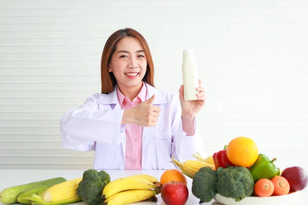 Een Prachtige Aziatische Voedingsdeskundige Zit Aan Haar Bureau Met Een — Stockfoto