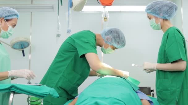 アジアの外科医の専門チーム病院の手術室のベッドの上で手術を行います 医療概念鼻手術 美容整形 — ストック動画