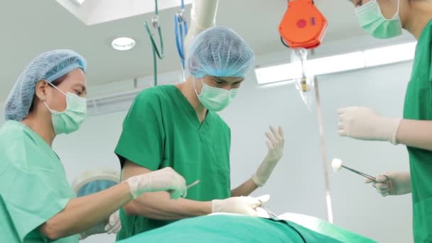 Profesjonalny Zespół Azjatyckich Chirurgów Wykonaj Operację Pacjencie Leżącym Łóżku Szpitalnej — Wideo stockowe