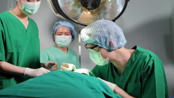 Equipo Profesional Cirujanos Asiáticos Realiza Una Cirugía Paciente Acostado Una — Vídeos de Stock
