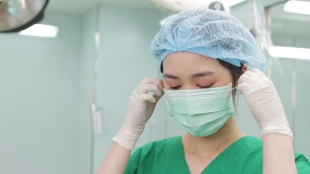 Ασιάτισσα Επαγγελματίας Χειρουργός Αφαιρέστε Μάσκα Μετά Από Επιτυχή Χειρουργική Επέμβαση — Αρχείο Βίντεο