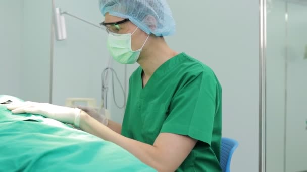Profesionální Tým Asijských Chirurgů Proveďte Chirurgii Pacienta Ležícího Lůžku Operačním — Stock video