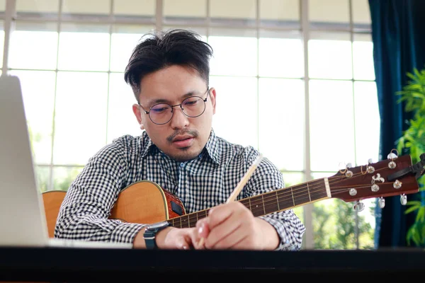 Asiatisk Manlig Musiker Som Spelar Gitarr Inspelningsstudio Han Komponerar Sång — Stockfoto