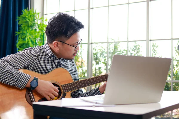 亚洲男性音乐家在录音室里弹吉他 播放现场音乐听觉音乐或古典音乐类型 独唱歌手写歌的 — 图库照片