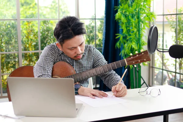 亚洲音乐家坐在家里的玻璃房间里谱曲 在线音乐学习概念 — 图库照片
