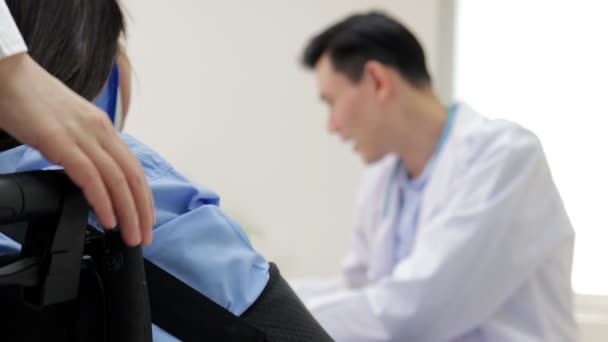 Médico Asiático Masculino Examine Los Síntomas Paciente Sentado Una Silla — Vídeo de stock