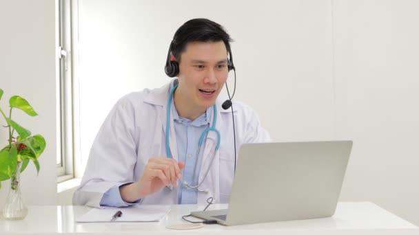 Azjatycki Lekarz Uśmiecha Się Pięknie Świadcząc Usługi Lecznicze Dla Pacjentów — Wideo stockowe