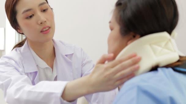 亚洲女医生检查坐轮椅的病人的夹板颈 在病人检查室医院医疗服务的概念 — 图库视频影像