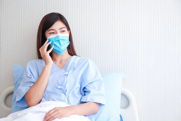 Asian Female Patient Wearing Mask Hospital Patient Room She Holds — Stock Photo, Image