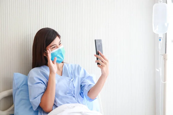 Asian Female Patient Wearing Mask Hospital Patient Room She Holds — Foto de Stock