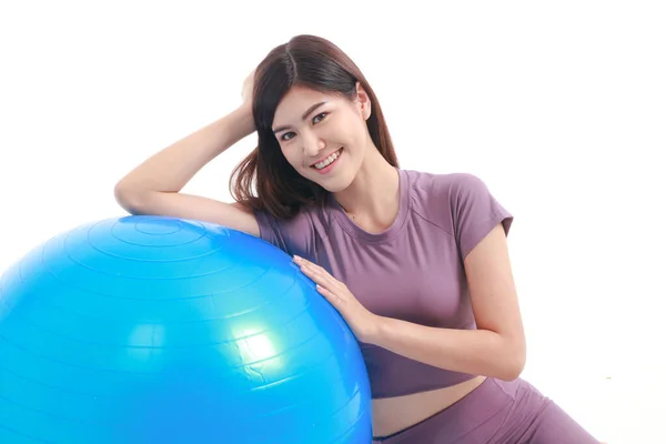 Bella Donna Asiatica Godendo Esercizio Appoggiava Una Palla Yoga Blu — Foto Stock